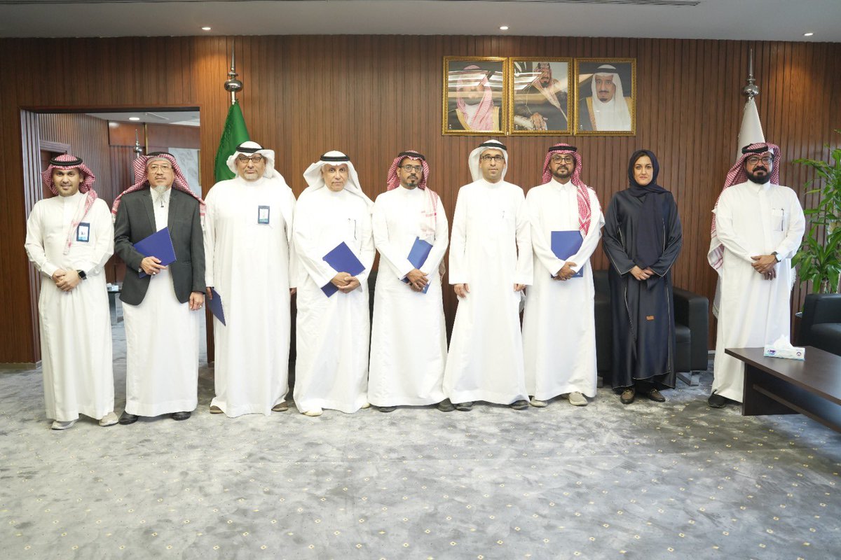 capjazar1's tweet photo. أتقدم بالشكر لموانئ #mawani متمثله بسعاده المدير العام التنفيذي ل #ميناء_جدة_الإسلامي الكابتن علي المحوري لتكريمه لشخصي و المحاضرين  المشاركين  ببرنامج اللوجستيات البحري والذي عُقد خلال العام 2023 وتم تقديم العديد من الدورات المتخصصه بالنقل البحري  والشكر موصول لإدارة مركز التدريب بالميناء لمجهوداتهم خلال البرنامج