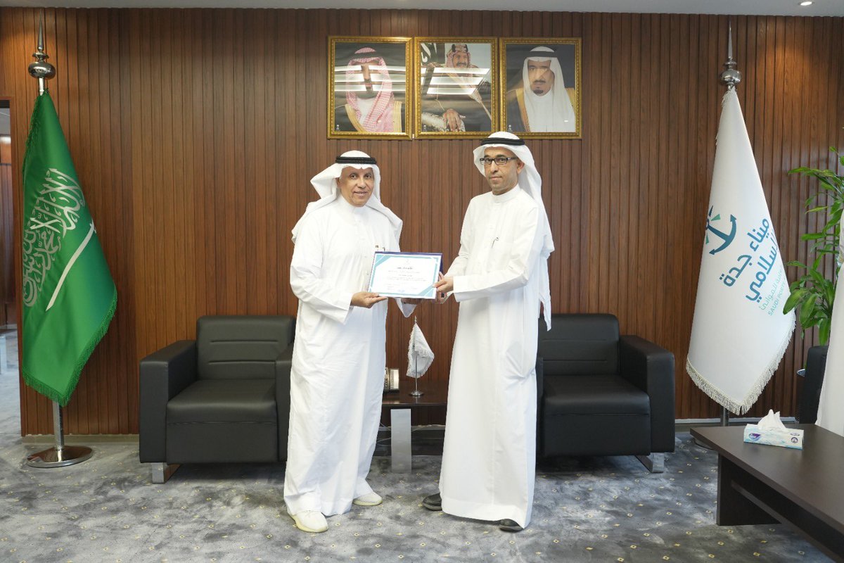capjazar1's tweet photo. أتقدم بالشكر لموانئ #mawani متمثله بسعاده المدير العام التنفيذي ل #ميناء_جدة_الإسلامي الكابتن علي المحوري لتكريمه لشخصي و المحاضرين  المشاركين  ببرنامج اللوجستيات البحري والذي عُقد خلال العام 2023 وتم تقديم العديد من الدورات المتخصصه بالنقل البحري  والشكر موصول لإدارة مركز التدريب بالميناء لمجهوداتهم خلال البرنامج