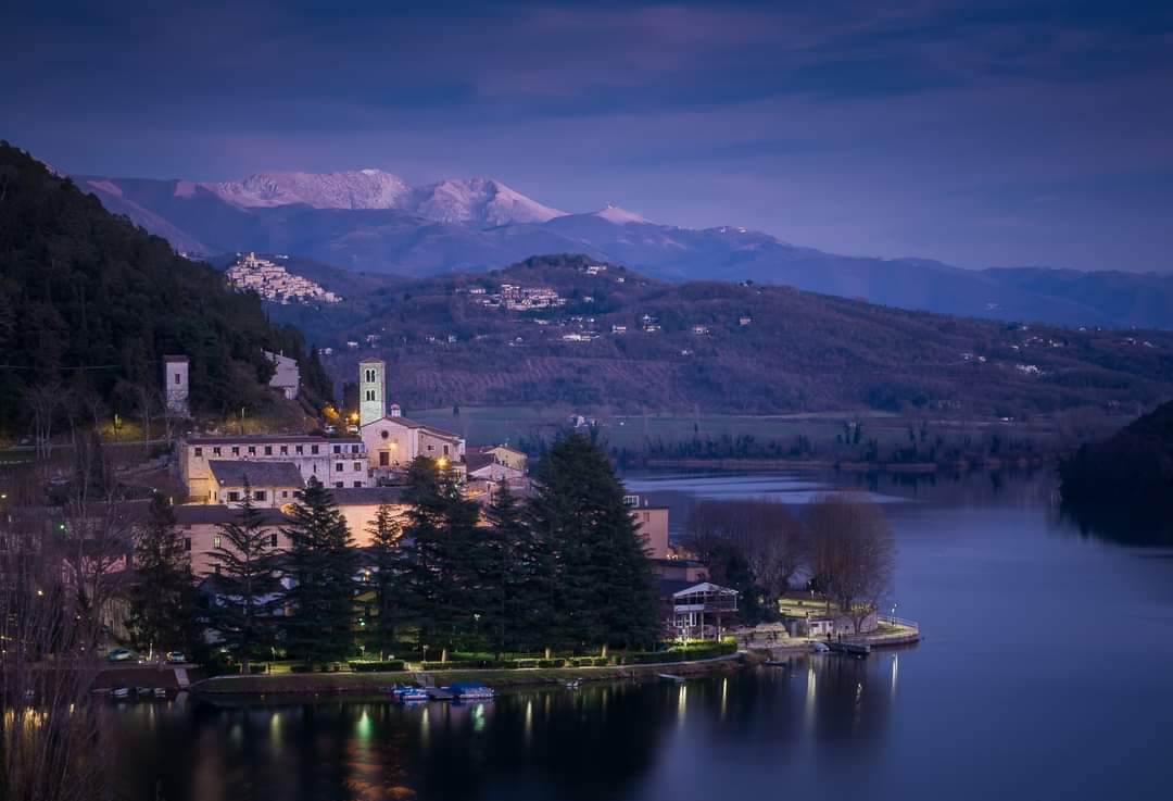 Umbria, il borgo e il lago di Piediluco e vista sul borgo di Labro e il monte Terminillo