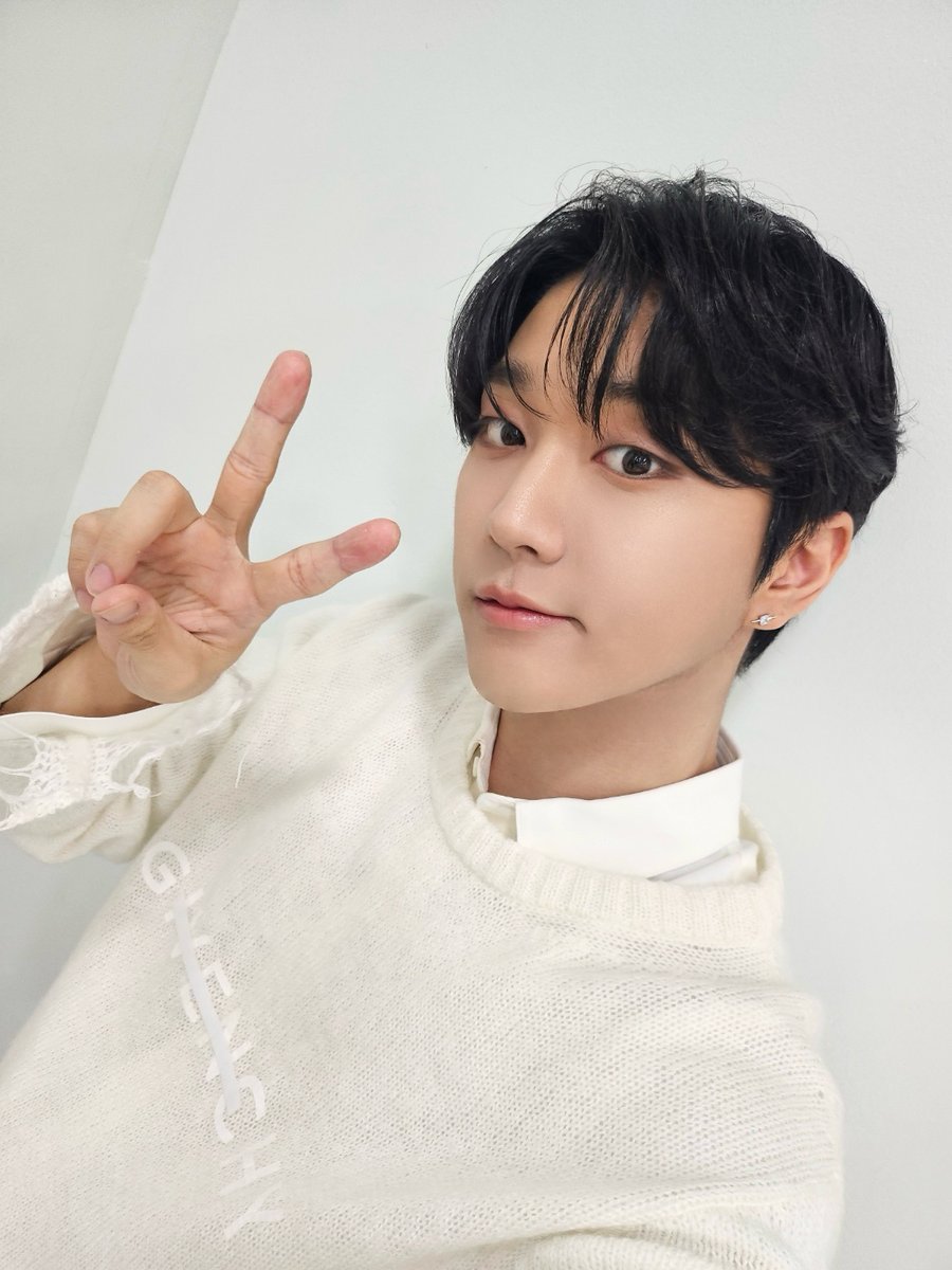 GoldenChild's tweet photo. [📸] 240221 MBC M #쇼챔피언

비~ 내리는~ 좁은 골목길에~
니스들이 아끼던 주찬이의 ‘어떤가요’가 흐른 날…🐱🎶

#HONGJOOCHAN #홍주찬
#GoldenChild #골든차일드 #GNCD
#어떤가요 #주찬_어떤가요 https://t.co/5rDaHoIYAC