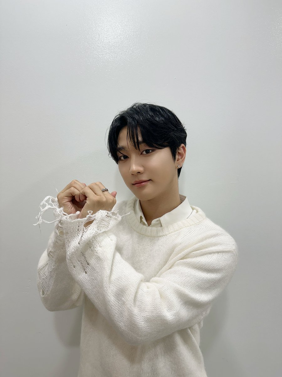 GoldenChild's tweet photo. [📸] 240221 MBC M #쇼챔피언

비~ 내리는~ 좁은 골목길에~
니스들이 아끼던 주찬이의 ‘어떤가요’가 흐른 날…🐱🎶

#HONGJOOCHAN #홍주찬
#GoldenChild #골든차일드 #GNCD
#어떤가요 #주찬_어떤가요 https://t.co/5rDaHoIYAC