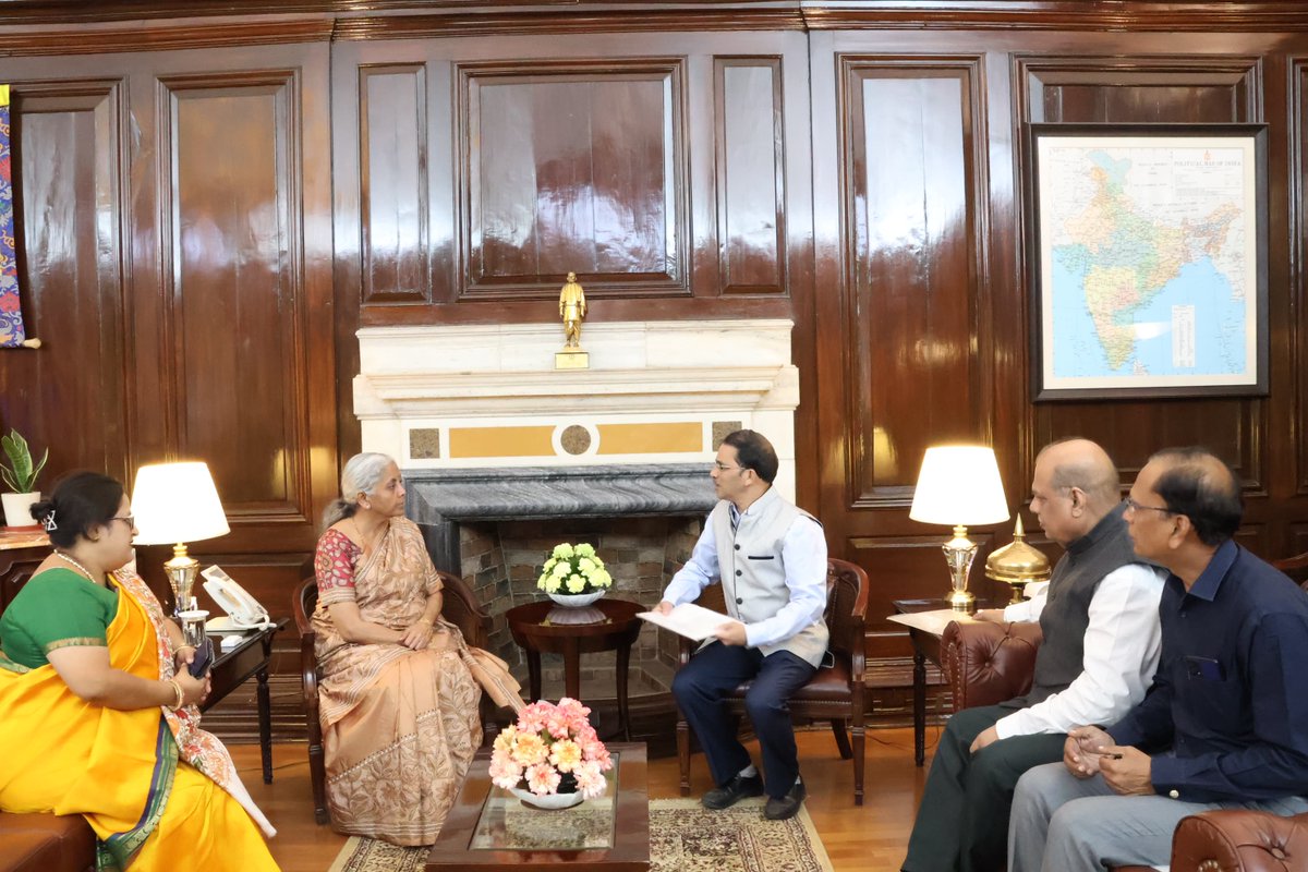 nsitharamanoffc's tweet photo. Delegation from National Organisation of Insurance Workers (NOIW), led by Shri Dnyanesh Paranjape, calls on Smt @nsitharaman. https://t.co/VtIF7GxVm5