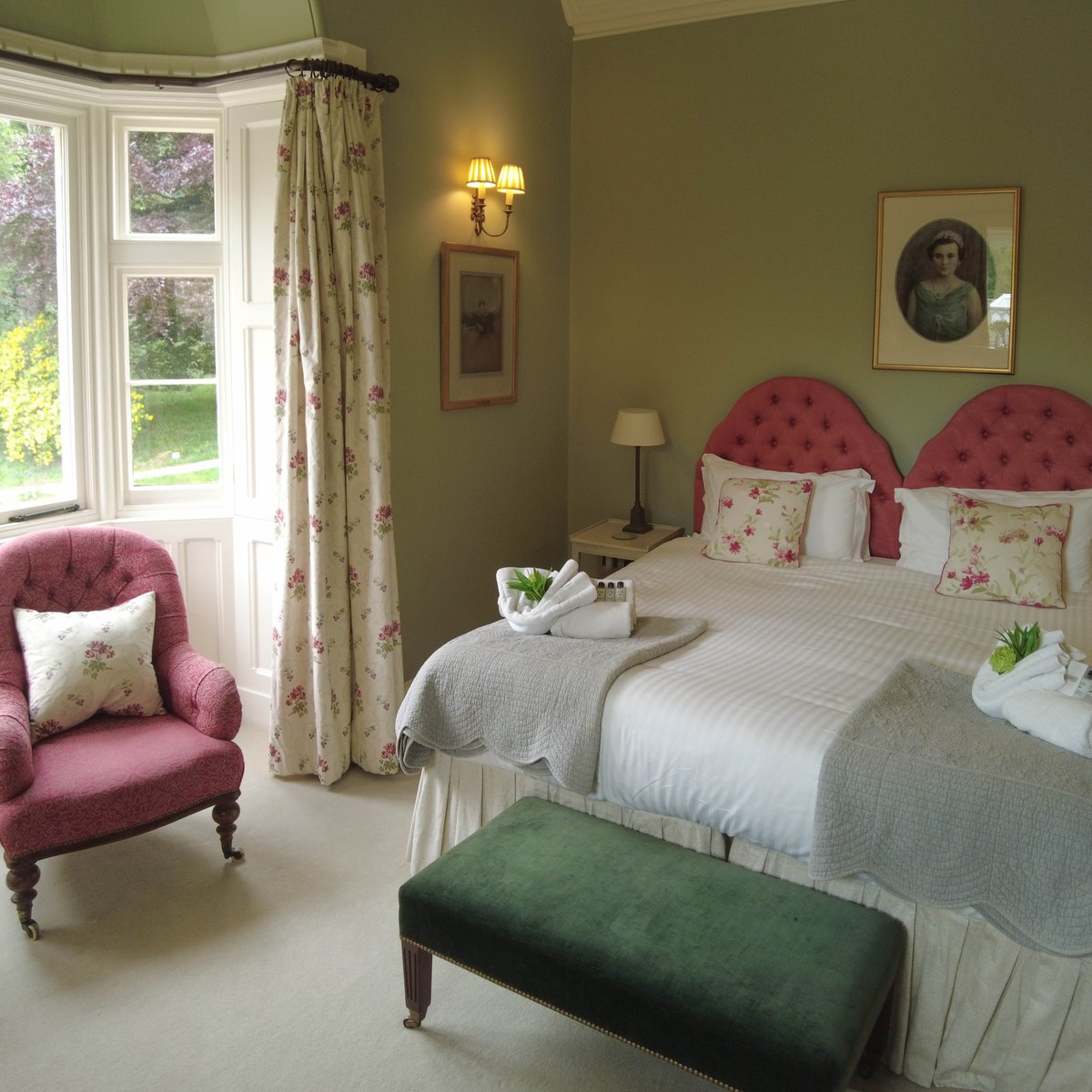 Enjoy the comfort and luxury of ✨ the Princess Alice Suite ✨. The room features a beautiful bay window that offers stunning views of the pavilion and walled gardens. Additionally, it boasts one of Scotland's earliest Victorian examples of a built-in cupboard! 🌿🌹