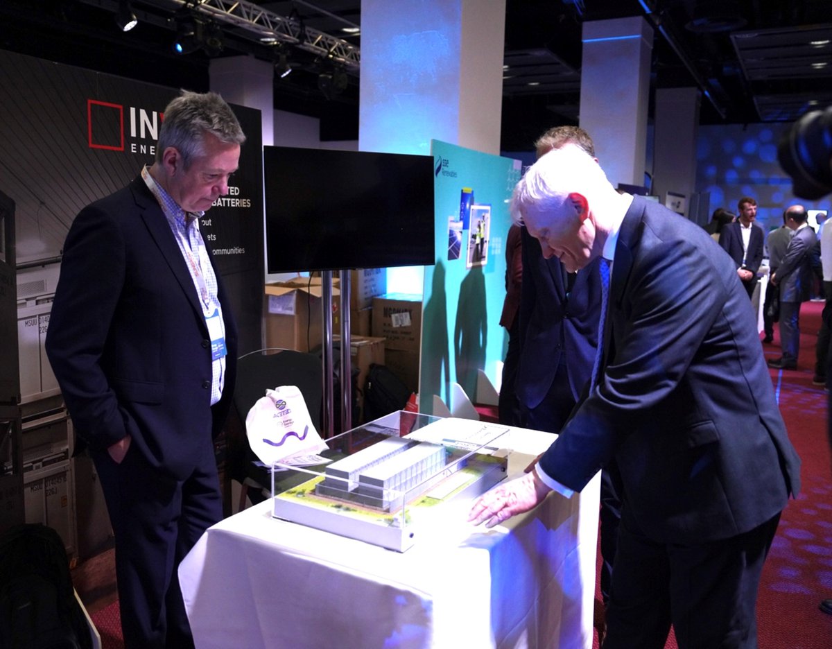 Delighted to welcome @grahamstuart yesterday to our stand at @_SolarEnergy's #StorageSummit and show him our flexible, high-throughput #vanadium #flowbattery that is being installed at #energystorage projects in the #UK and around the world invinity.com/flow-battery-c… #getmorebattery