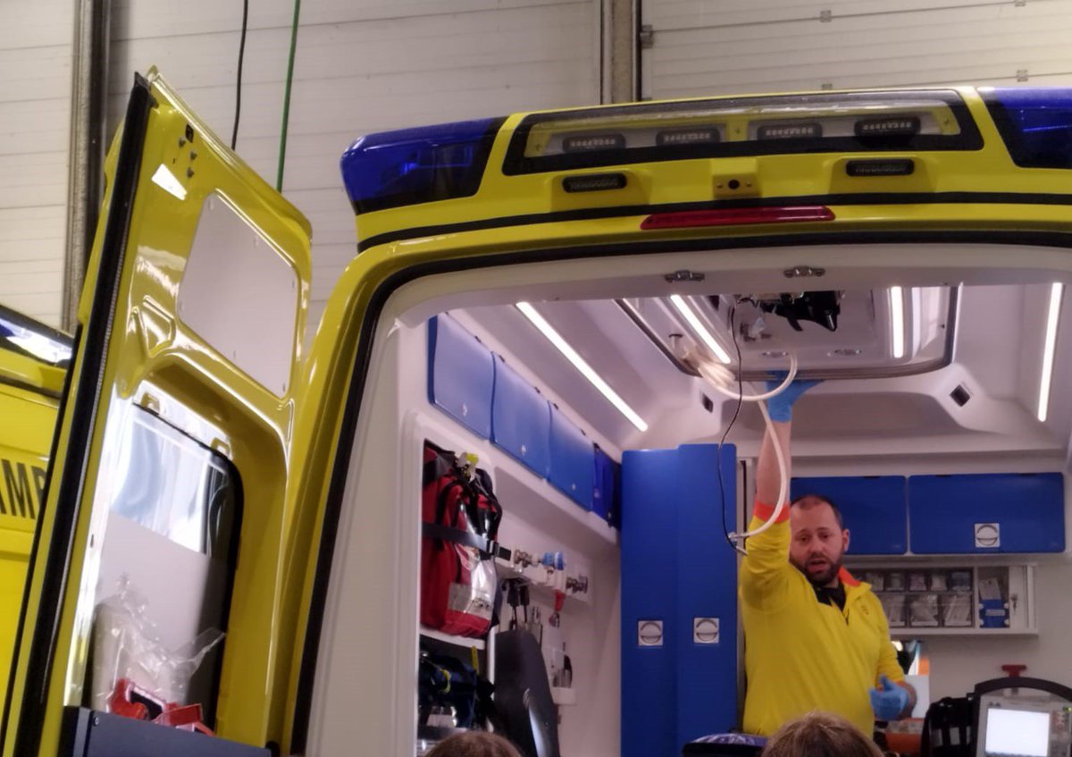 📸 #EnsVisiten els i les alumnes d'Atenció a la Dependència de l’Institut La Ferreria. Durant la visita, s’ha mostrat del funcionament de l’ambulància 🚑 #SEM, entre d’altres.