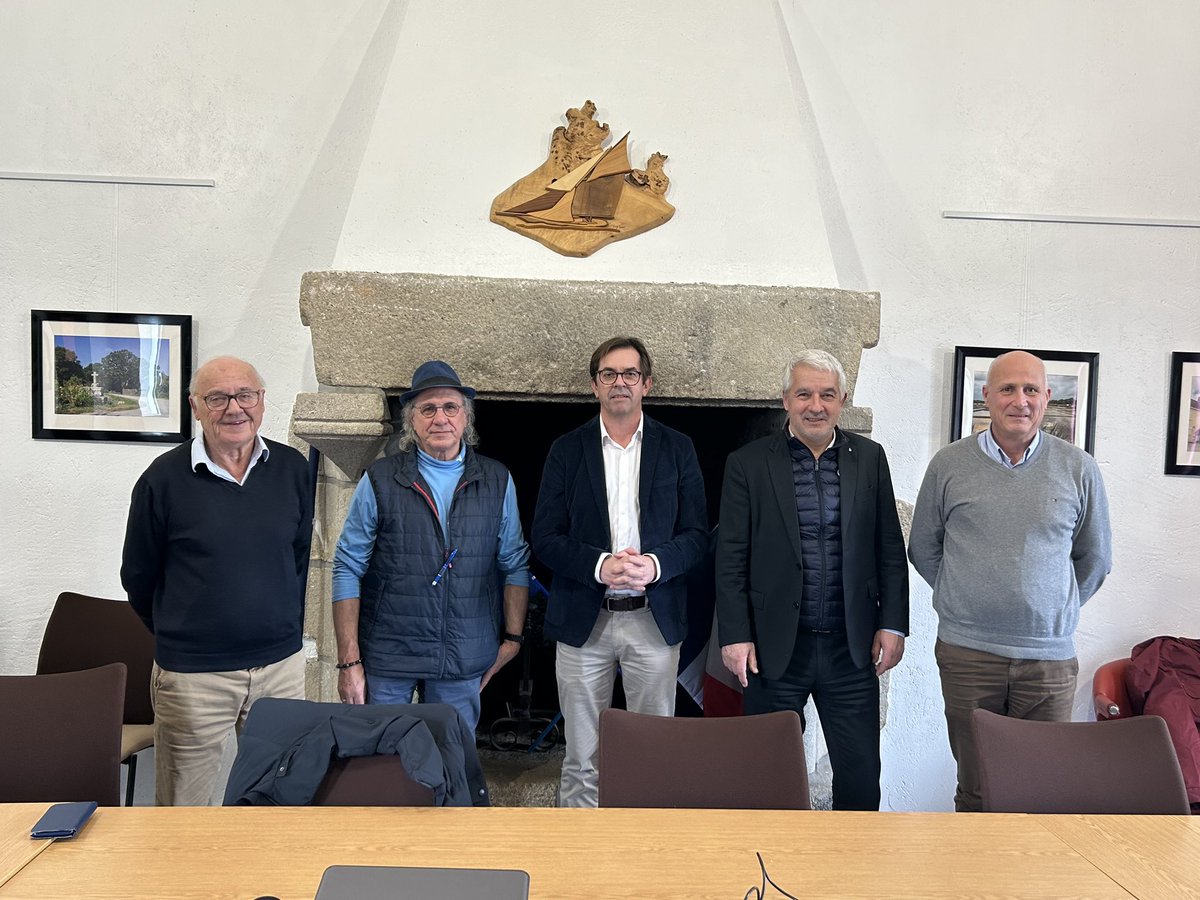 Alain Le Coz (@alainlecoz) on Twitter photo Dans le cadre du plan de fermeture du réseau cuivre <a href="/Orange_France/">Orange France</a> avec les maires des communes d’Asserac, Quimiac et Saint-Molf intégration de ces 3 communes de #CapAtlantique les 1eres sur la <a href="/loireatlantique/">Loire-Atlantique</a> ✅
<a href="/NicolasCriaud/">Nicolas Criaud</a>
<a href="/OrangePaysLoire/">OrangePaysdelaLoire</a>
<a href="/AMF__44/">AMF 44</a>
<a href="/XpFibre/">XpFibre</a>
<a href="/Prefet44/">Préfet des Pays de la Loire et de Loire-Atlantique</a> Dans le cadre du plan de fermeture du réseau cuivre <a href="/Orange_France/">Orange France</a> avec les maires des communes d’Asserac, Quimiac et Saint-Molf intégration de ces 3 communes de #CapAtlantique les 1eres sur la <a href="/loireatlantique/">Loire-Atlantique</a> ✅
<a href="/NicolasCriaud/">Nicolas Criaud</a>
<a href="/OrangePaysLoire/">OrangePaysdelaLoire</a>
<a href="/AMF__44/">AMF 44</a>
<a href="/XpFibre/">XpFibre</a>
<a href="/Prefet44/">Préfet des Pays de la Loire et de Loire-Atlantique</a>