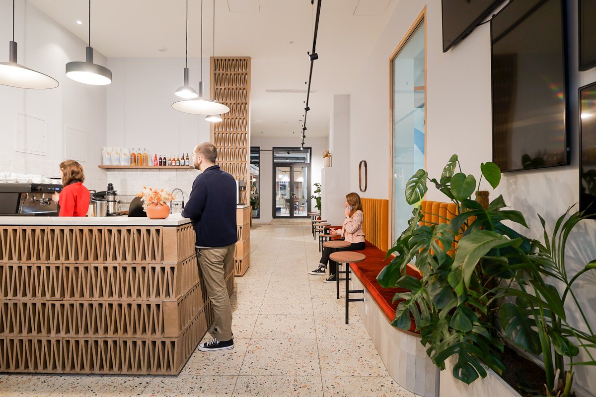 Quand le bureau lâche les chevaux 🐎
Bienvenue chez Morning Petites Écuries, votre nouvel espace de coworking au cœur du 10e arrondissement de Paris !
️
#MorningPetitesÉcuries #morning #entreprise #inspiration #bureaux #strategy