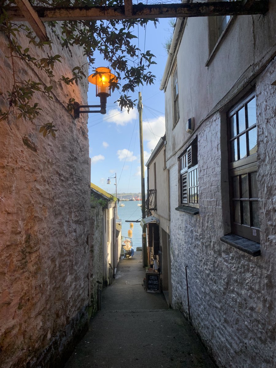 Tantalising glimpses of the sea given by some of Falmouth's opeways which provide direct access to the water. Which is your favourite unique view? 🌊 #lovefalmouth #falmouth #cornwall #falmouthcornwall #opeway #sea