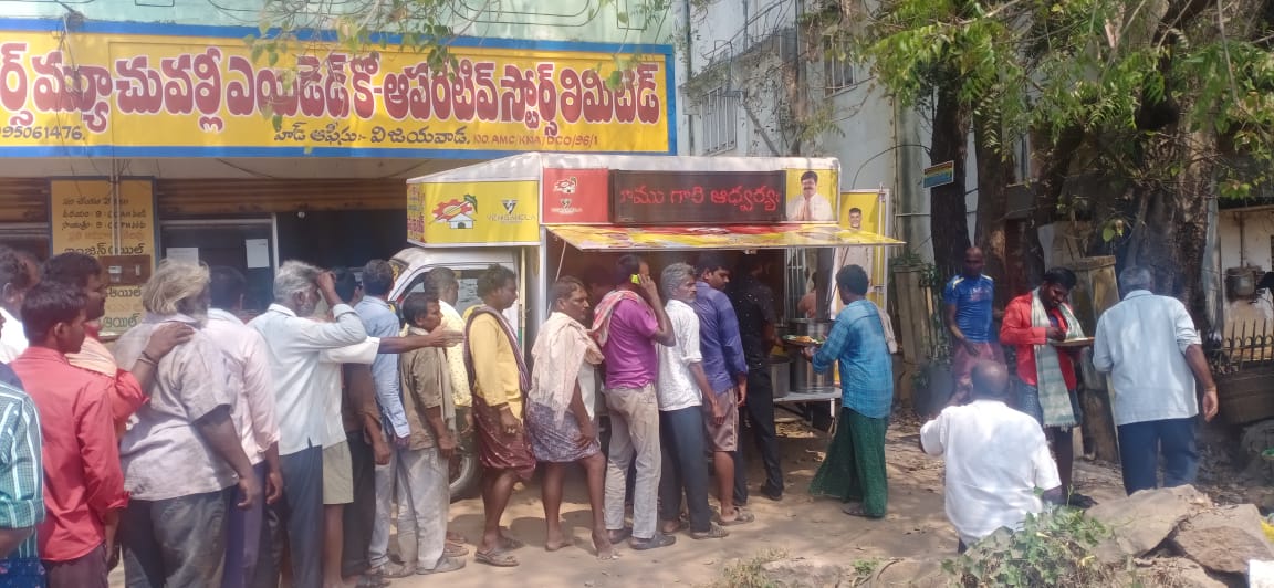 Venigandla_Help's tweet photo. ఈ రోజు (21-02-2024) గుడివాడ, ఆటో నగర్ వద్ద తెలుగుదేశం పార్టీ ఇంచార్జ్  వెనిగండ్ల రాము గారి ఆధ్వర్యంలో, వెనిగండ్ల ఫౌండేషన్ ద్వారా మొబైల్ అన్నకాంటీన్ అన్నదాన కార్యక్రమం నిర్వహించడం జరిగింది.

#GudivadaAnnaCanteen #Annacanteen #AnnaCanteenGudivada #VenigandlaRamu  #GudivadaTDP https://t.co/gcxxtJP4nm