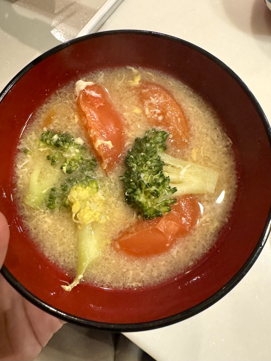 nnnchanpoyon's tweet photo. ブロッコリーは味噌汁にするのがオススメ。水に入れて茹でると栄養素や旨味、甘みが溶け込んだ美味しい出汁が出来ます。あとは味噌を溶かすだけ。トマトと溶き卵入れるとさらにミネラルやたんぱく質も取れて栄養豊富でめちゃくちゃ旨い。 https://t.co/p8SsZxsFYO