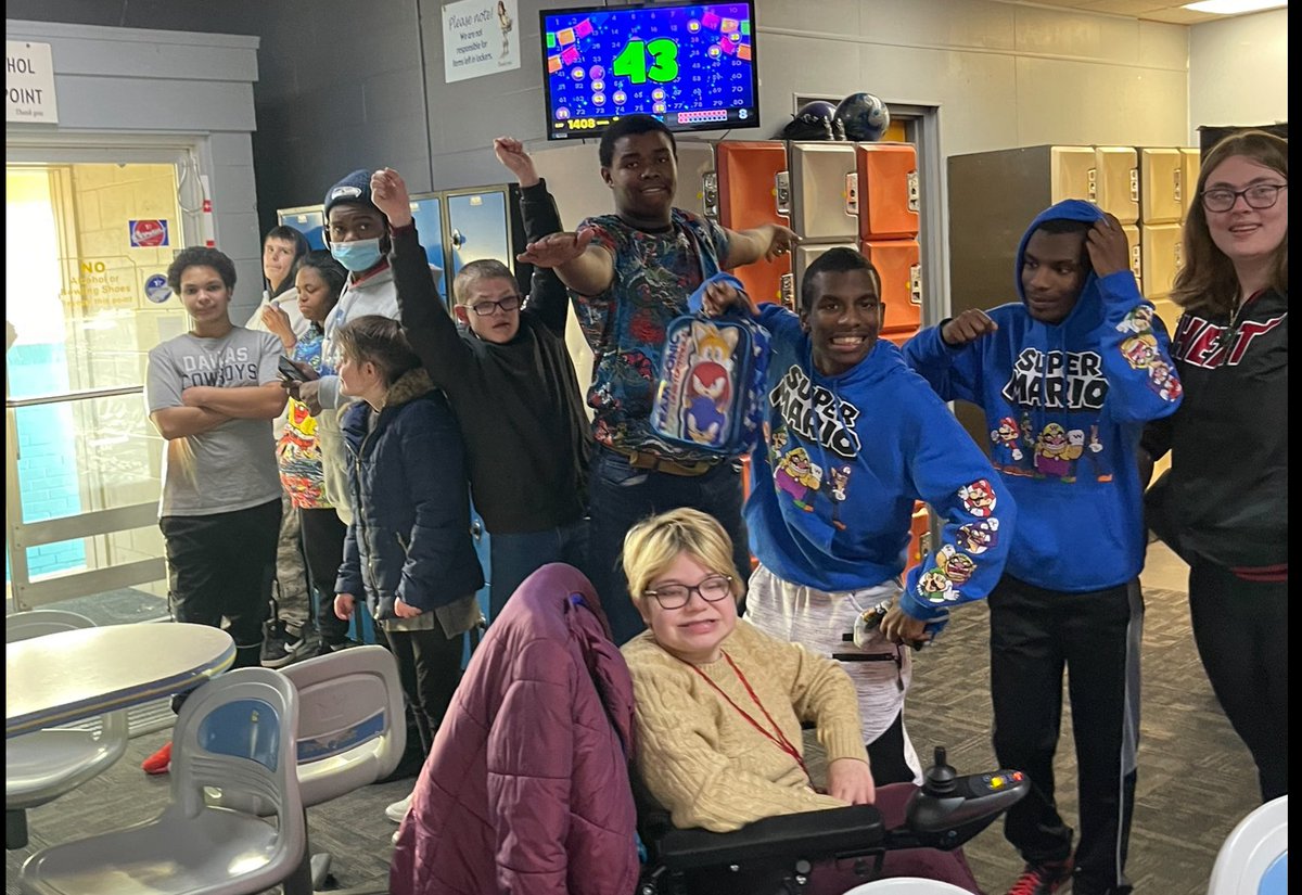 SMCPS_APE's tweet photo. Students from CHS, GMHS &amp; LHS enjoying the first day of the bowling season. 🎳 https://t.co/ec7fkcB150