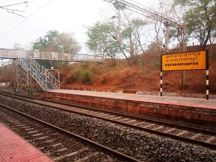 sanjaypalbjp's tweet photo. Footover bridge of Rupnarayanpur (RNPR) rly station is at the end of platform and of no use for its position. 
I request @RailMinIndia to build a footover bridge in the middle of the platform, which will connect the entry gate and ticket counter also. @DRM_ASN @EasternRailway https://t.co/pxwRnosLFy
