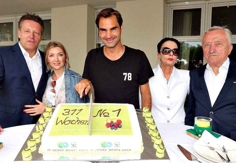haifaa_faisal's tweet photo. @fednanen Happy Retirement #Roger_Federer😏😉
😁👌👇 https://t.co/uroleQ8DMP