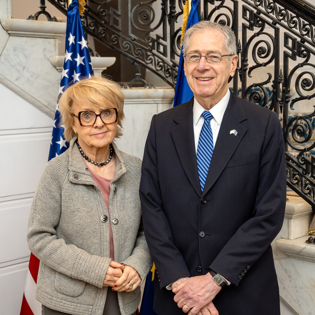 A pleasure to meet with MEP @DanutaHuebner to extend my congratulations on her election as the Chair of the @Europarl_EN Delegation for relations with 🇺🇸. We emphasized the vital role of the Transatlantic Legislators Dialogue as an unparalleled forum for dialogue between the…