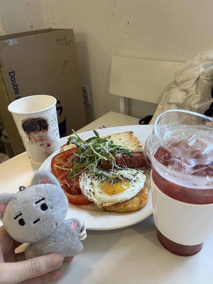 PRETZEL_HHS's tweet photo. 📍밀카페우프
#With_All_My_Love
#데뷔_6주년_기다려왔다고_맘을_나눠줄게
#하현상 #Hahyunsang
브런치 세트 시켰었는데 맛있더라구요!!
전시 너무너무 잘 되어있어서 눈이 즐거웠습니다 :) https://t.co/5Q1WEmZbFy