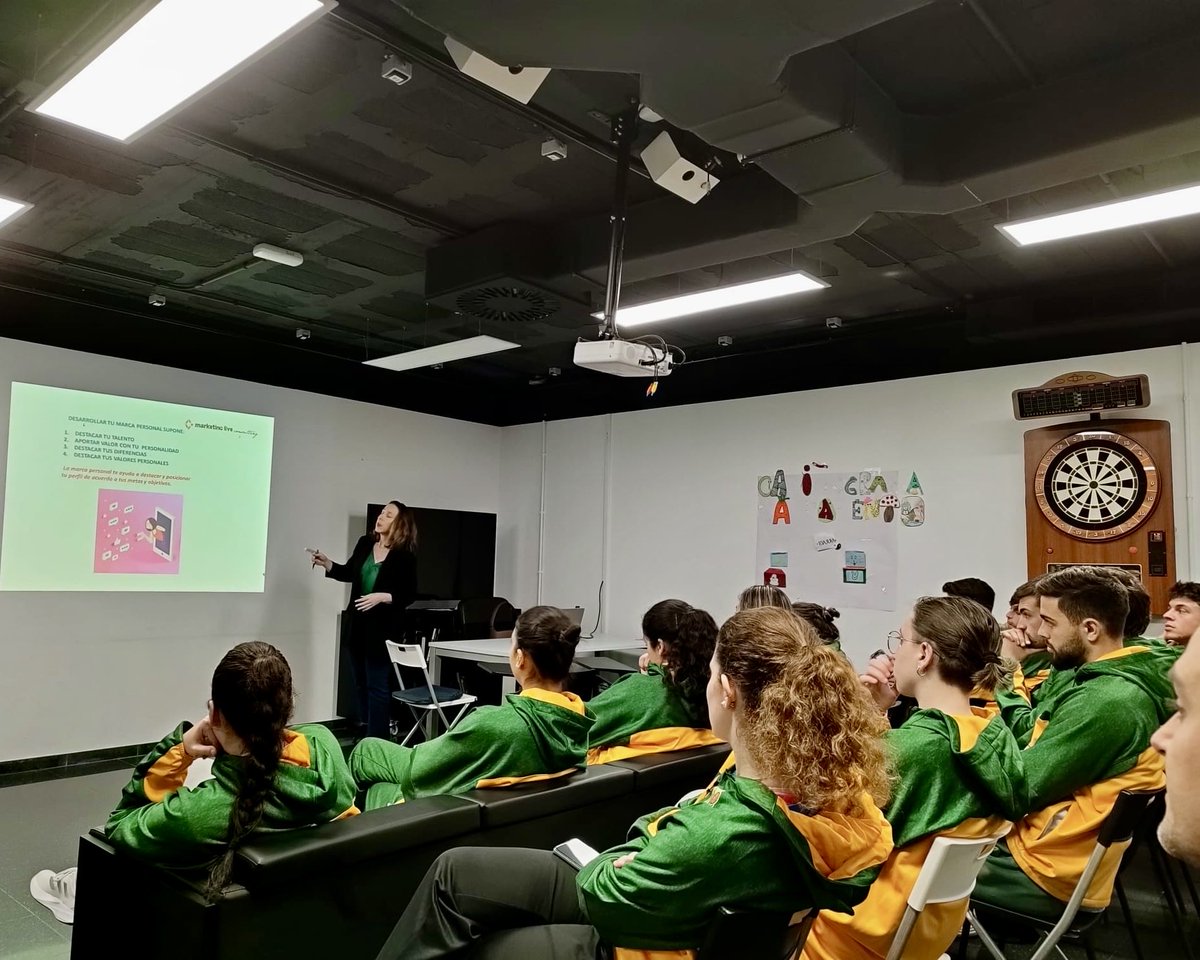 b4lmalaga's tweet photo. Ayer recibimos una formación sobre marca personal y LinkedIn de la mano de @_marketinglive 📚🏀

Esta actividad les ha ayudado a generar nuevas oportunidades profesionales al ser conscientes de su huella digital y a usar las redes sociales para el ámbito laboral 🙌🏼

#Basket4Life https://t.co/xboMASjiZi