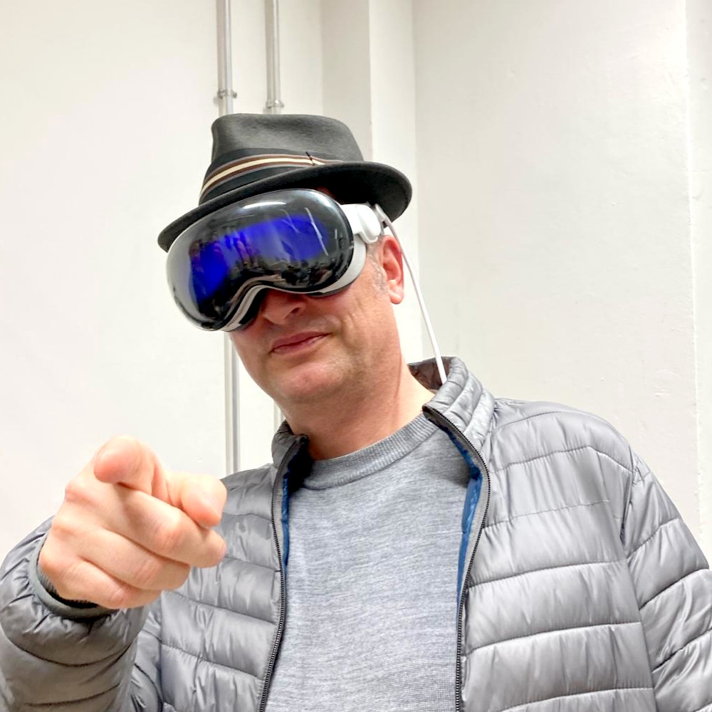 FOMO or social pressure being the only one without having a picture with a Macbook on my nose - not sure what the reason for this post is but here we are! Besides that, I had some nice conversations with the other members of 
Extended Reality Bavaria e.V. and enjoyed the evening!