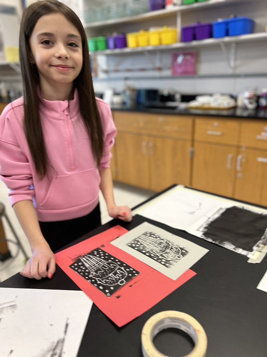 MrsHowardArt's tweet photo. Printmaking process. 6th-grade students are studying the work of famous Pop Artists Wayne Thiebaud.  Students are creating their own fancy 🧁 desserts 🍨! Windermere Elementary School https://t.co/upDyrzYhhd