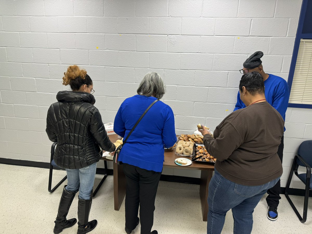 MWilson_PDWMS's tweet image. Late Post!!!
Thank you to our EXTRAORDINARY @RandolphDolphin PTA for providing breakfast for our staff on PD day! They got us fueled up for a great day of learning! @APhilipRandolp7 #InPartnership