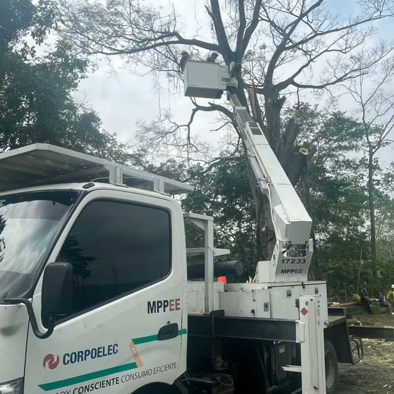 La fuerza trabajadora de #Corpoelec se mantiene desplegada en el sector Aroa de El Vigía, en el estado Mérida, donde se realizan importantes trabajos de adecuación para restituir el servicio eléctrico, luego de las fuertes lluvias en la zona.