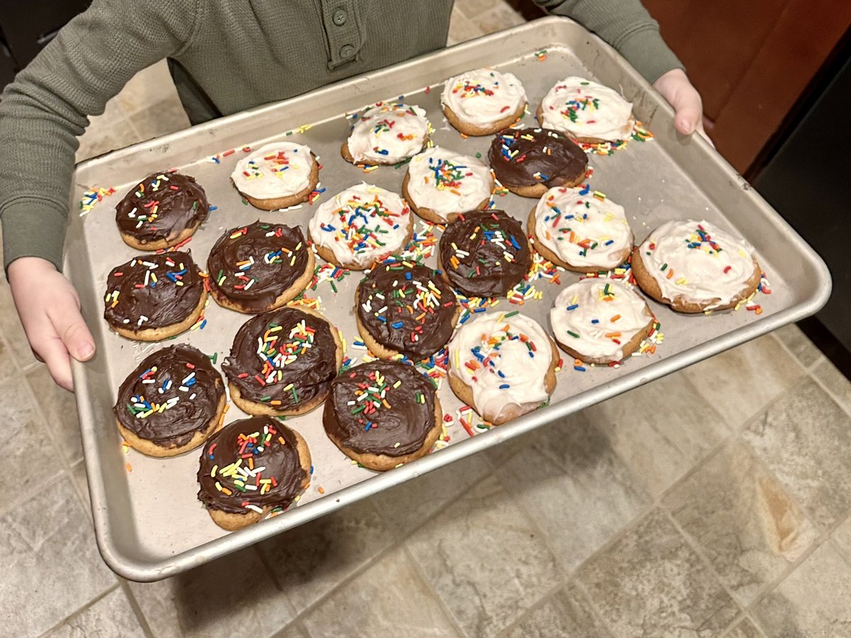 RobLangeder's tweet photo. Some delicious winter recess treats by Papa and Han!

@StaciePerlman 

#PapaPics #HanOfTheDay https://t.co/yYaZyONVIY