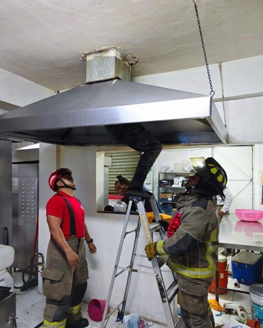 #KarmaInstantaneo |

Sujeto entró a robar a la pollería “Pechugón” y se queda atorado en la campana de la cocina, en Cancún. Fue necesario que bomberos lo rescataran.