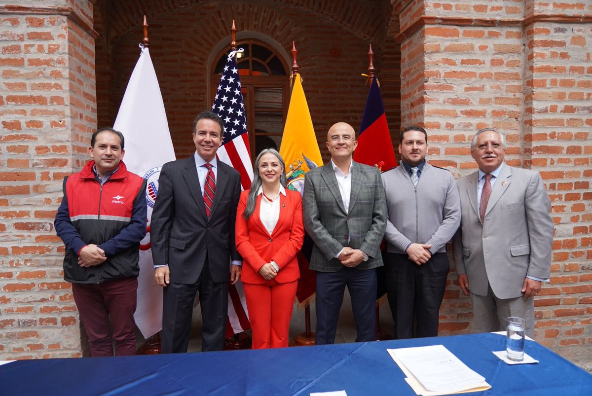 Hoy, <a href="/USAIDLAC/">USAID LAC</a> y @TransporteQuito firmaron un Memorando de Entendimiento para apoyar el desarrollo de un “Plan de Acceso Universal” para los usuarios del Trolebús, así como el Fortalecimiento de la estrategia de electromovilidad de la EPMTPQ.

#TrabajamosPorQuito