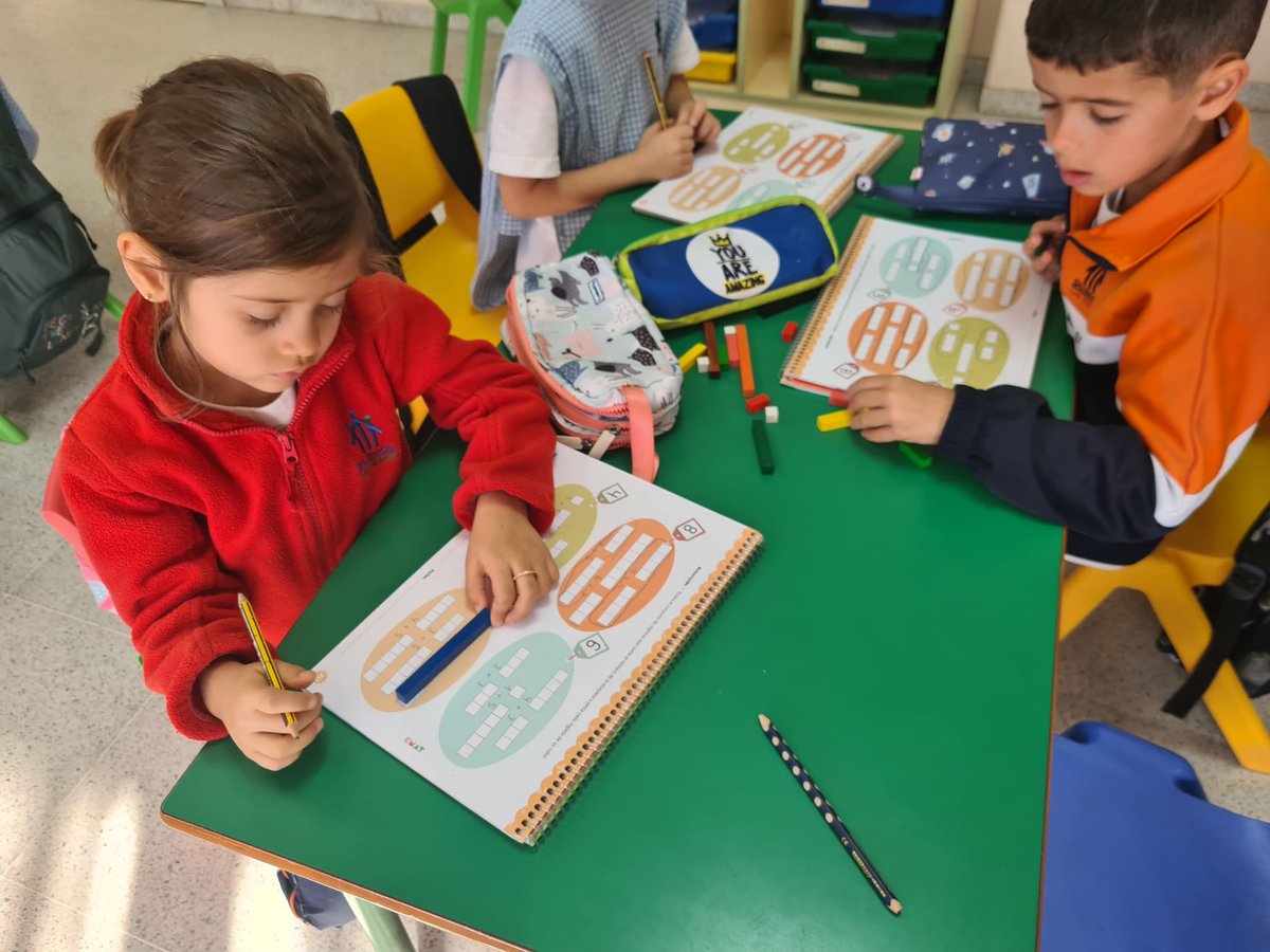 salesianoslpa's tweet photo. Las matemáticas en infantil se enseñan de manera divertida y práctica. Los niños aprenden jugando con regletas, policubos y diferentes juegos y actividades. #unsueñoparati #entusiasmat #tekman https://t.co/m6hxsVSijX