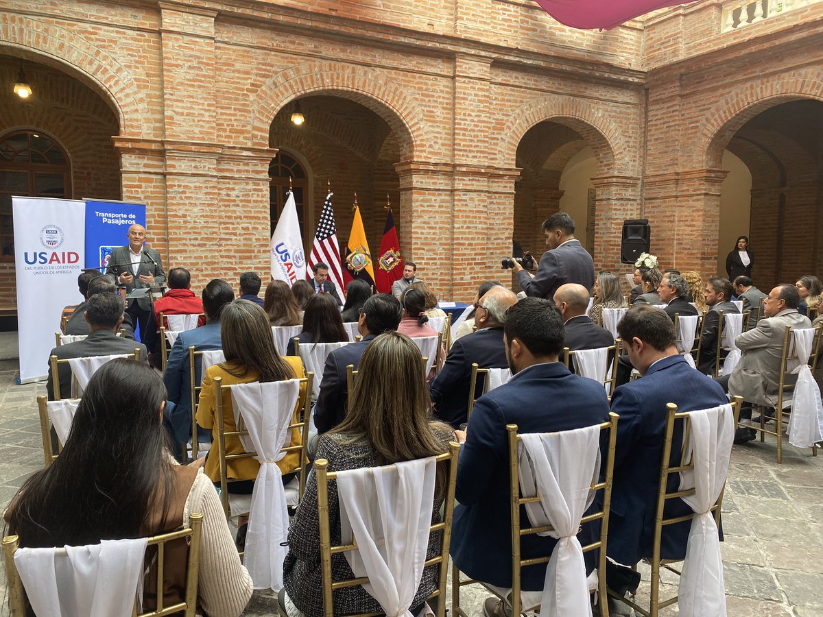 Trabajaremos entre las dos instituciones para mejorar la accesibilidad del corredor municipal #Trolebús en lo referente a estaciones, cruces peatonales y vehículos de transporte público que operan en el corredor.

#SomosPasajerosQuito