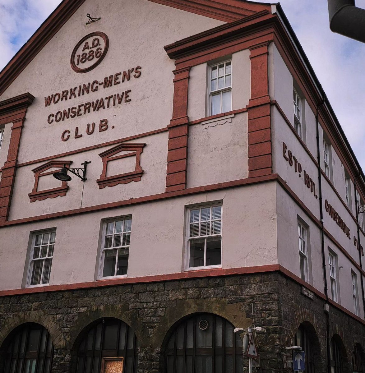 VisitCaernarfon's tweet photo. Working Men's Conservative Club - Caernarfon
#conclub #Conservativeclub #workingmensclub #working #Caernarfon #visitwales #visitcaernarfon #buildings #tradional #old #heritage #history https://t.co/73BQpNGAak
