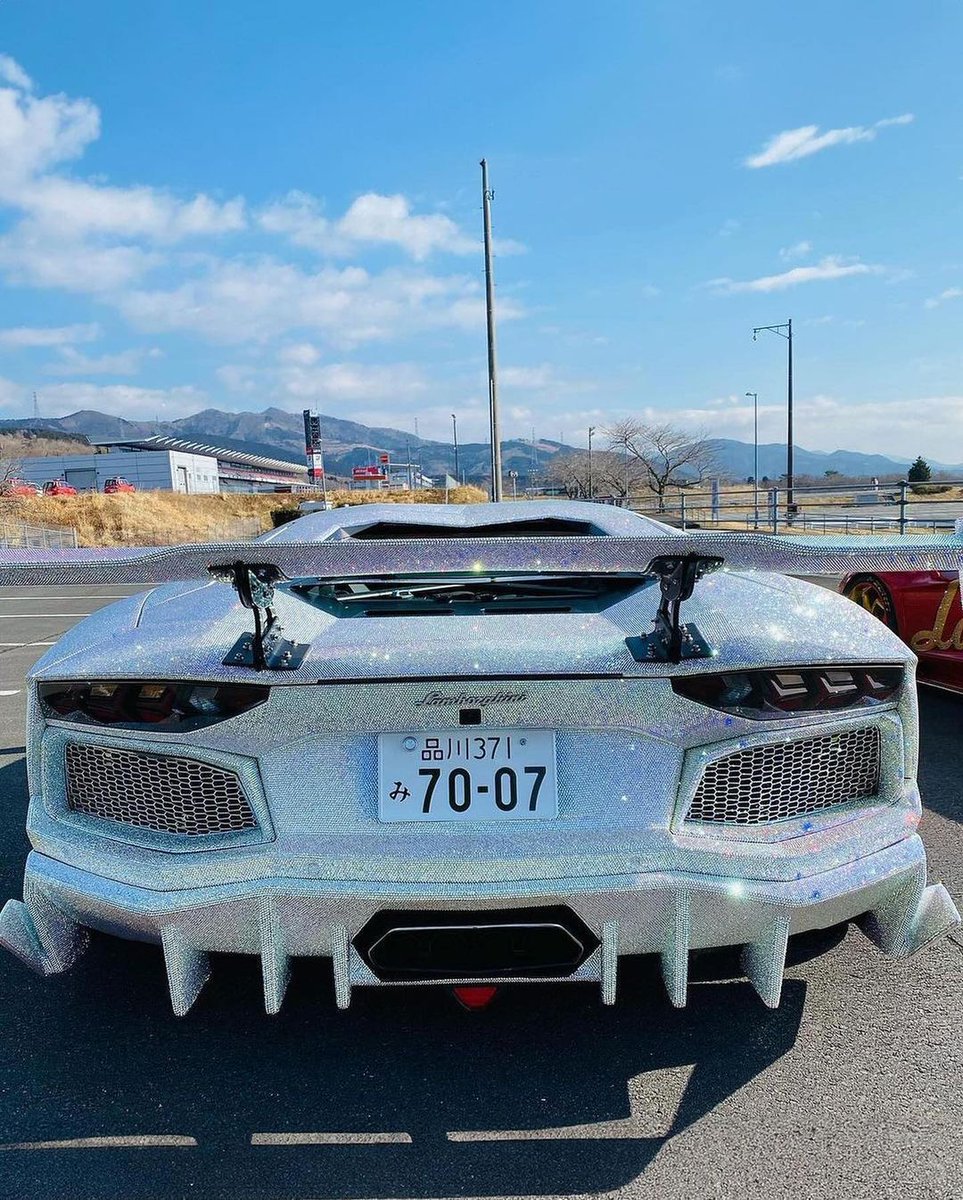 Aventador covered in 1,350,000 Swarovski crystals