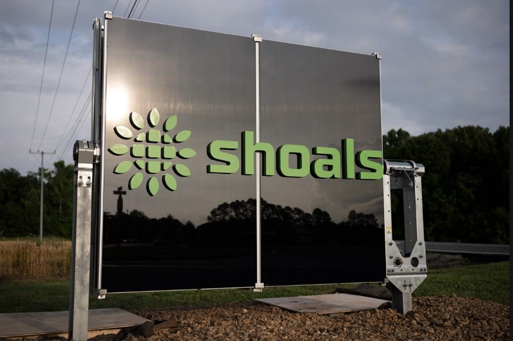 .<a href="/ShoalsTech/">Shoals Technologies Group</a> is investing $80M over the next 5 years to expand its manufacturing &amp; distribution operations in Portland.

The leading EBOS provider for solar, energy storage &amp; eMobility will create 550 jobs, bringing its total headcount to roughly 1,400. tnecd.com/news/governor-…