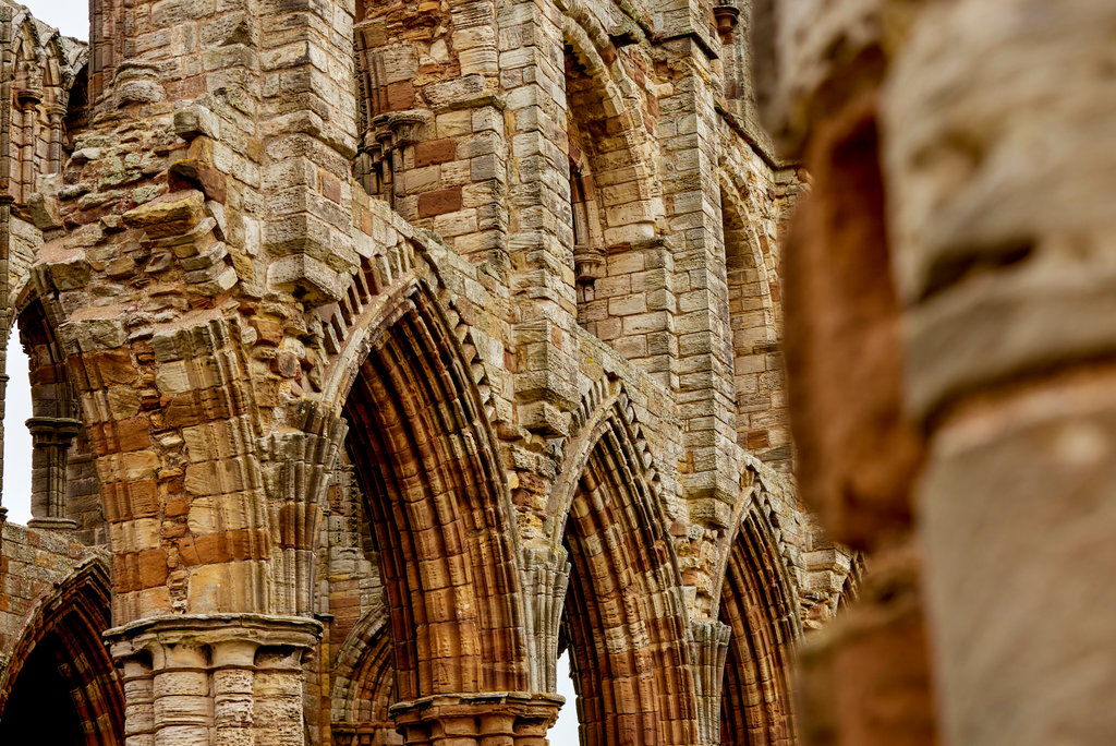 Can you guess which iconic historic site these arches are from? 🕵️ Hint: the silhouette of the building is so well known that sailors used to navigate by the sight of it on the headland ⛵