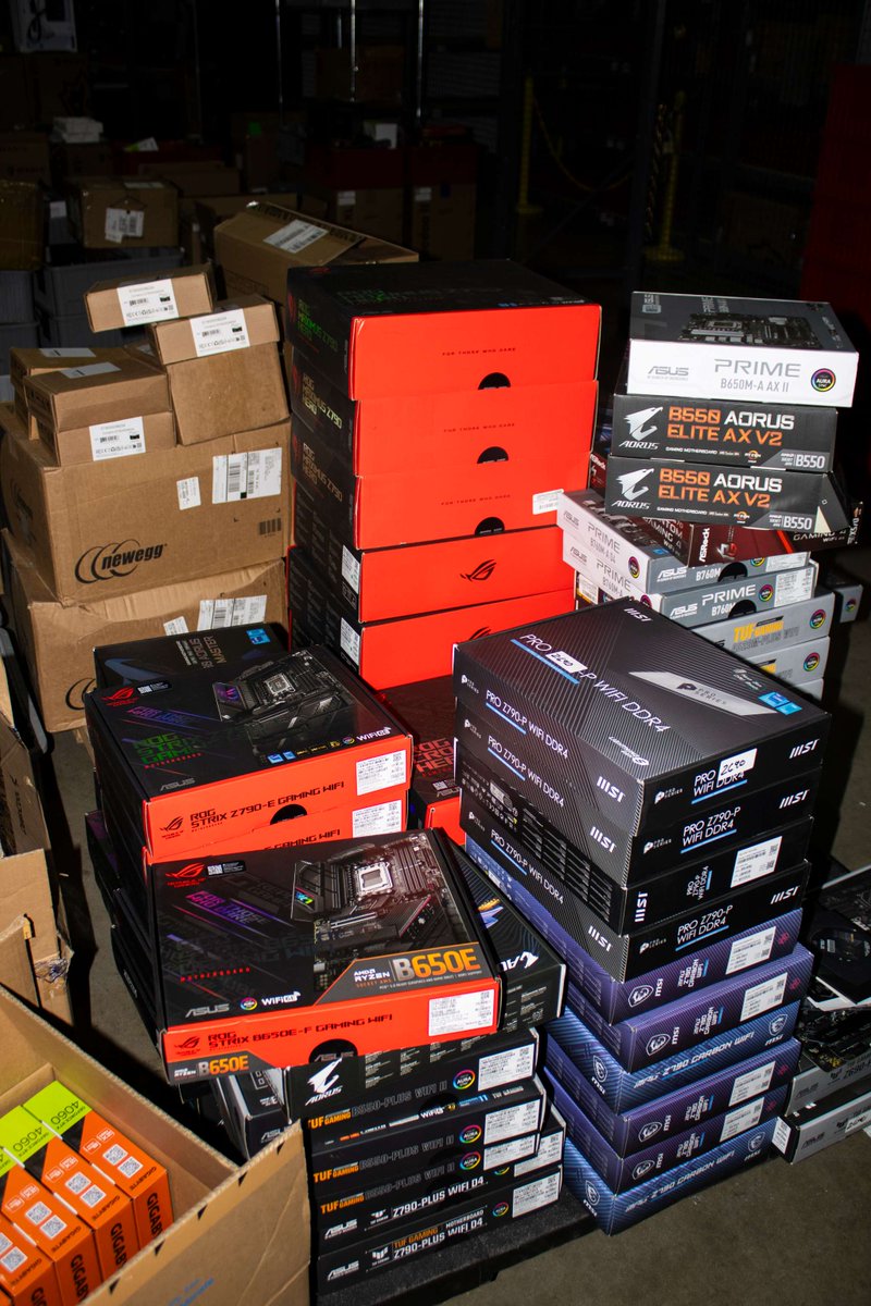 apexgamingpcs's tweet photo. Who wants a new PC? I found the parts 😅 https://t.co/0GlVHjhdIM