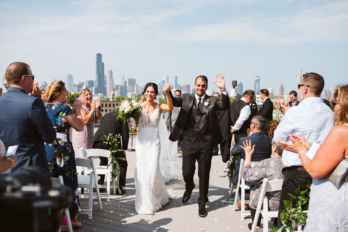 These sunny, warm days are getting us excited for spring & summer days on the rooftop! 😍✨ 📸 Dan Voss Photography #lacunaevents #lacunalofts #chicagoeventvenue #chicagowedding #rooftopwedding #weddingphotography