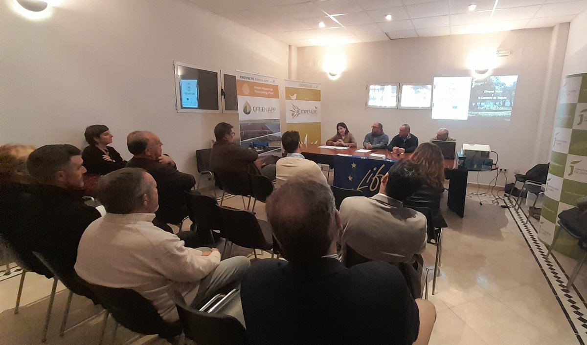 olivaresvivos's tweet photo. Comenzamos la tarde con los agricultores de #Benatae 🧑🌾🚜 ¿Cómo podemos hacer más rentable al olivar tradicional? ¿Qué me aporta la biodiversidad? ¿Gano o pierdo con la PAC? Hoy responderemos a estas preguntas y a muchas más en esta jornada organizada junto con @dipujaen https://t.co/4tP443VmjL