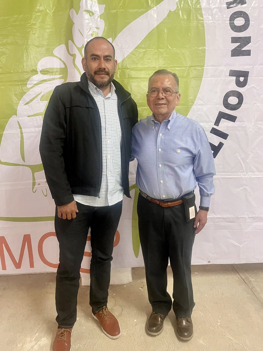 AlbertoMar_cos's tweet photo. Saludando en su tierra natal Sta María Ayu, al Lic. Heladio Ramírez por el 31 aniv. del #MOEP (Movimiento de Expresión Política), en la que se forman cuadros de jóvenes para la vida política que necesita el Edo y el País 
#AlbertoMarcos
#fundacionayu
#Oaxaca
#OaxacaDeJuárez https://t.co/Q8Y4VWUDPe