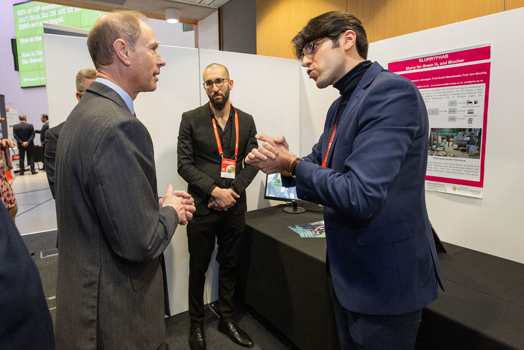Fantastic to be able to showcase the #SlurryFHAB system to HRH The Duke of Edinburgh and assembled #engineers and #physicists at @PhysicsNews 'Powering the Green Economy' report launch: tinyurl.com/5yn7jpth