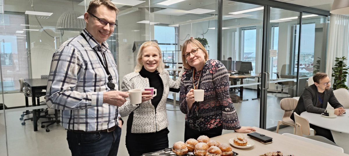 riittag58's tweet photo. STM:n tyhy-ryhmän laskiaispullia syötiin hymy huulilla tänään Tampereen toimistolla. Meillä oli ilo tavata uusi tasa-arvoyksikön johtaja @TerhiHeinila Huom!Osastopäällikön muikea ilme! @RaimoAntila #työnilo #työhyvinvointi
@STM_Uutiset https://t.co/axZh4Vjp55