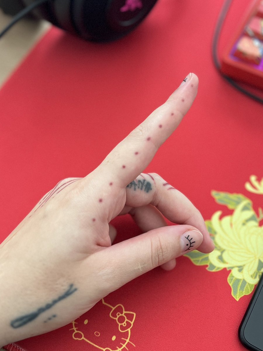 monnic__'s tweet photo. Já que muita gente perguntou dos pontos no meu dedo, vim mostrar!

É uma tatuagem, eu mesma fiz e é uma régua de 10cm 📏

Extremamente útil kk https://t.co/7cVvAipzzH