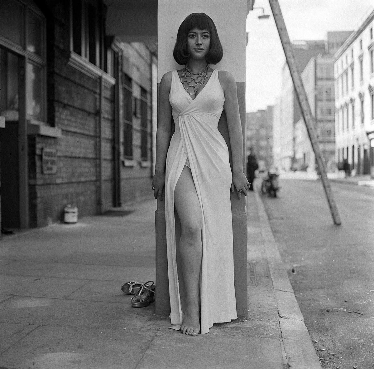 TVNewsCaps100's tweet photo. A very young Helen Mirren age 20, in her role as Cleopatra promoting the National Youth Theatre Production of Anthony and Cleopatra.
Photo taken outside the Old Vic Theatre, London September 1965. https://t.co/jR5kwq6Wk5