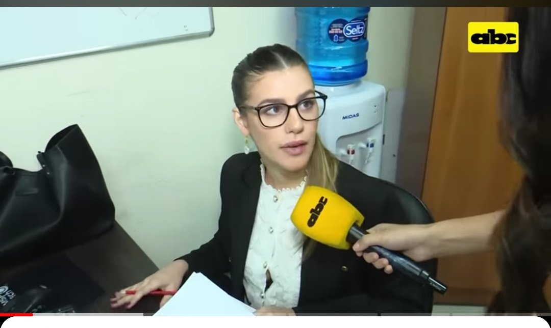Una pena por el señor, por suerte papá me consiguió un cargo permanente, con 18 millones mensuales, en un año tendré 216.000.000, en 5 años, 1080 millones. Gracias a los esclavos, eh digo, a los contribuyentes.