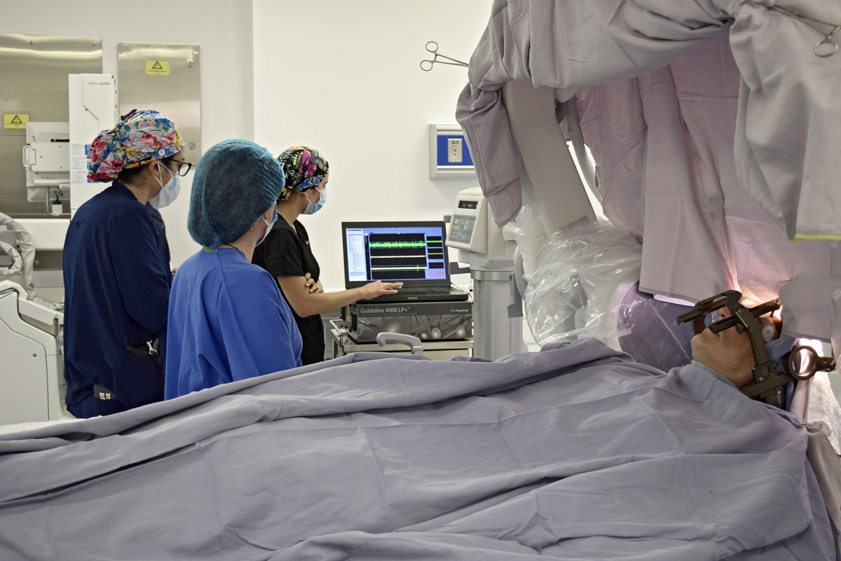 hospitalesp's tweet photo. 𝗘𝗻 𝗲𝗹 𝗛𝗼𝘀𝗽𝗶𝘁𝗮𝗹 𝗘𝘀𝗽𝗮𝗻̃𝗼𝗹, 𝗹𝗹𝗲𝘃𝗮𝗺𝗼𝘀 𝗮 𝗰𝗮𝗯𝗼 𝗹𝗮 𝗰𝗼𝗹𝗼𝗰𝗮𝗰𝗶𝗼́𝗻 𝗱𝗲𝗹 𝗽𝗿𝗶𝗺𝗲𝗿 𝗲𝗹𝗲𝗰𝘁𝗿𝗼𝗱𝗼 𝗱𝗶𝗿𝗲𝗰𝗰𝗶𝗼𝗻𝗮𝗹 𝗰𝗼𝗻 𝗰𝗮𝗽𝗮𝗰𝗶𝗱𝗮𝗱 𝗱𝗲 𝘀𝗲𝗻𝘀𝗮𝗱𝗼 𝗰𝗲𝗿𝗲𝗯𝗿𝗮𝗹🧠

Con más de una década de experiencia somos líderes en cirugía de enfermedad de #Parkinson y trastornos del movimiento🔝

Conozca más de esta novedosa cirugía https://t.co/eobsm4yEtl