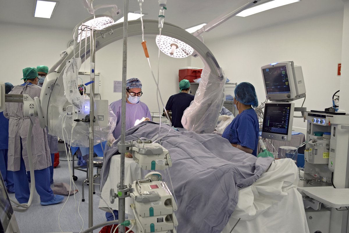 hospitalesp's tweet photo. 𝗘𝗻 𝗲𝗹 𝗛𝗼𝘀𝗽𝗶𝘁𝗮𝗹 𝗘𝘀𝗽𝗮𝗻̃𝗼𝗹, 𝗹𝗹𝗲𝘃𝗮𝗺𝗼𝘀 𝗮 𝗰𝗮𝗯𝗼 𝗹𝗮 𝗰𝗼𝗹𝗼𝗰𝗮𝗰𝗶𝗼́𝗻 𝗱𝗲𝗹 𝗽𝗿𝗶𝗺𝗲𝗿 𝗲𝗹𝗲𝗰𝘁𝗿𝗼𝗱𝗼 𝗱𝗶𝗿𝗲𝗰𝗰𝗶𝗼𝗻𝗮𝗹 𝗰𝗼𝗻 𝗰𝗮𝗽𝗮𝗰𝗶𝗱𝗮𝗱 𝗱𝗲 𝘀𝗲𝗻𝘀𝗮𝗱𝗼 𝗰𝗲𝗿𝗲𝗯𝗿𝗮𝗹🧠

Con más de una década de experiencia somos líderes en cirugía de enfermedad de #Parkinson y trastornos del movimiento🔝

Conozca más de esta novedosa cirugía https://t.co/eobsm4yEtl