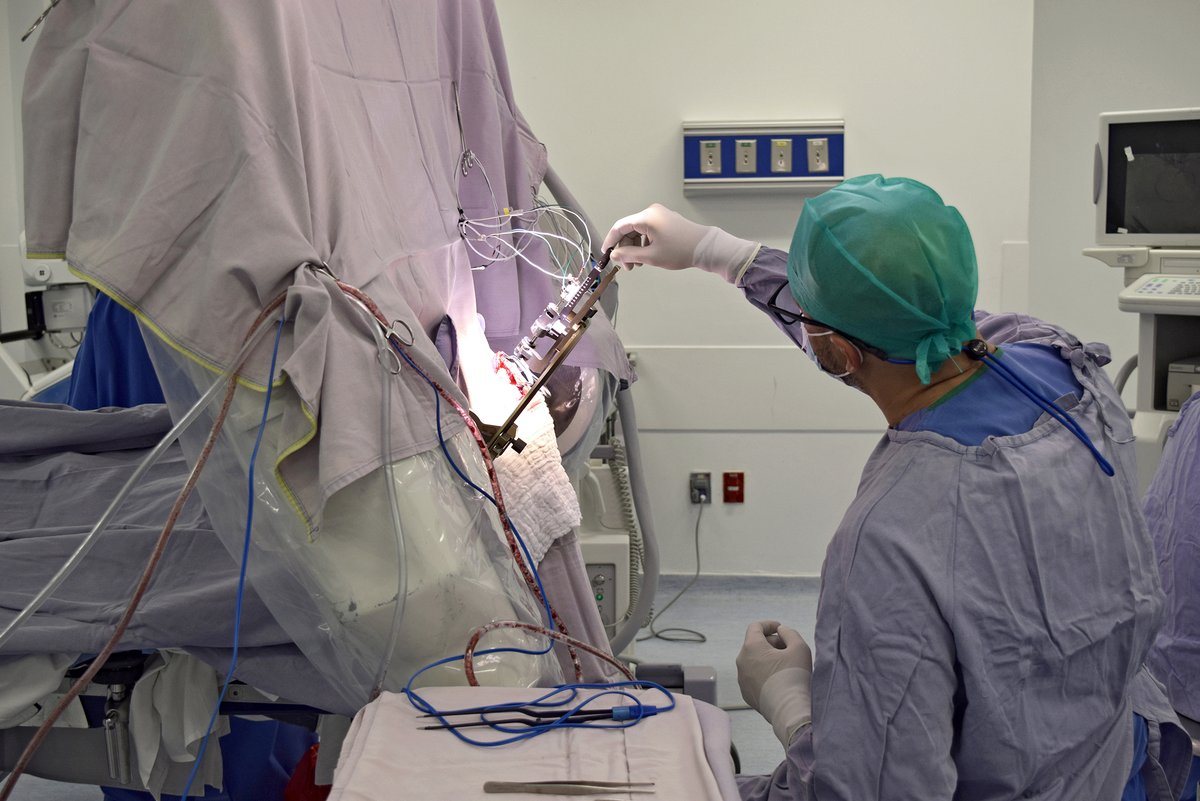 hospitalesp's tweet photo. 𝗘𝗻 𝗲𝗹 𝗛𝗼𝘀𝗽𝗶𝘁𝗮𝗹 𝗘𝘀𝗽𝗮𝗻̃𝗼𝗹, 𝗹𝗹𝗲𝘃𝗮𝗺𝗼𝘀 𝗮 𝗰𝗮𝗯𝗼 𝗹𝗮 𝗰𝗼𝗹𝗼𝗰𝗮𝗰𝗶𝗼́𝗻 𝗱𝗲𝗹 𝗽𝗿𝗶𝗺𝗲𝗿 𝗲𝗹𝗲𝗰𝘁𝗿𝗼𝗱𝗼 𝗱𝗶𝗿𝗲𝗰𝗰𝗶𝗼𝗻𝗮𝗹 𝗰𝗼𝗻 𝗰𝗮𝗽𝗮𝗰𝗶𝗱𝗮𝗱 𝗱𝗲 𝘀𝗲𝗻𝘀𝗮𝗱𝗼 𝗰𝗲𝗿𝗲𝗯𝗿𝗮𝗹🧠

Con más de una década de experiencia somos líderes en cirugía de enfermedad de #Parkinson y trastornos del movimiento🔝

Conozca más de esta novedosa cirugía https://t.co/eobsm4yEtl