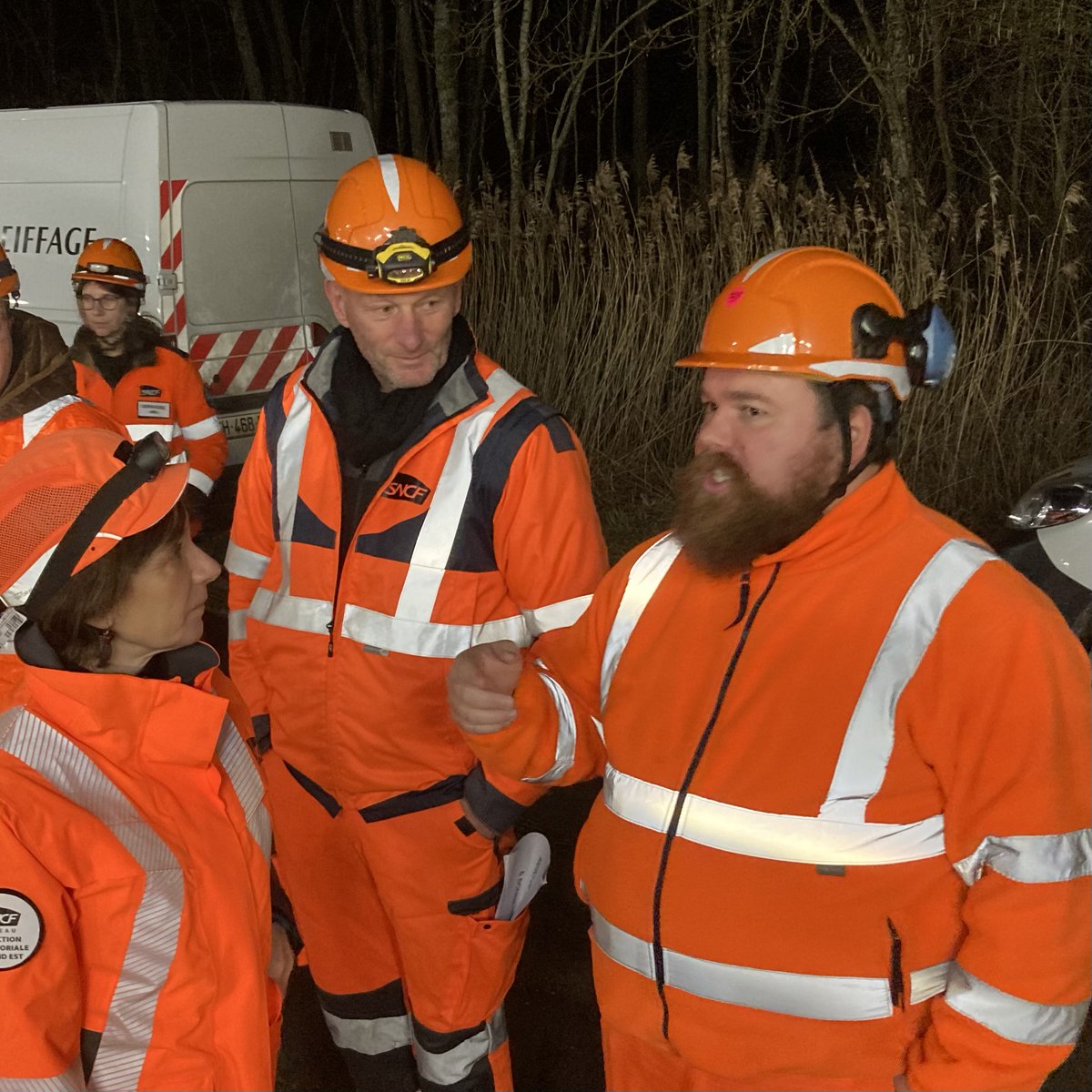 laurence_berrut's tweet photo. Merci à @Prefet54 &amp; @regiongrandest d'être venus cette nuit à Marainviller (54) pour voir un chantier exceptionnel de remplacement de voie :
✅oui, on régénère 18km de voie entre Lunéville et Avricourt
✅oui, @SNCFReseau investit 30M€
✅oui, les trains-usines sont très efficaces https://t.co/5EeXkXrCNX