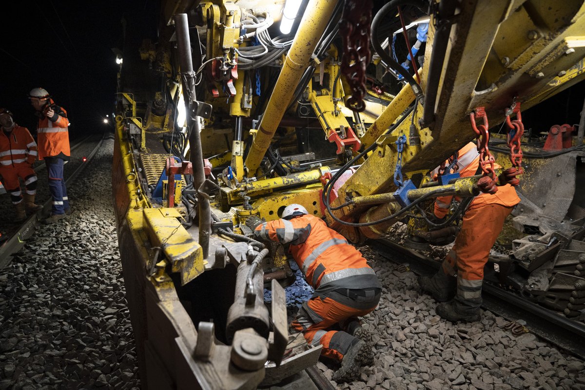 Merci à <a href="/Prefet54/">Préfet de Meurthe-et-Moselle</a> &amp; <a href="/regiongrandest/">Région Grand Est</a> d'être venus cette nuit à Marainviller (54) pour voir un chantier exceptionnel de remplacement de voie :
✅oui, on régénère 18km de voie entre Lunéville et Avricourt
✅oui, <a href="/SNCFReseau/">SNCF Réseau</a> investit 30M€
✅oui, les trains-usines sont très efficaces