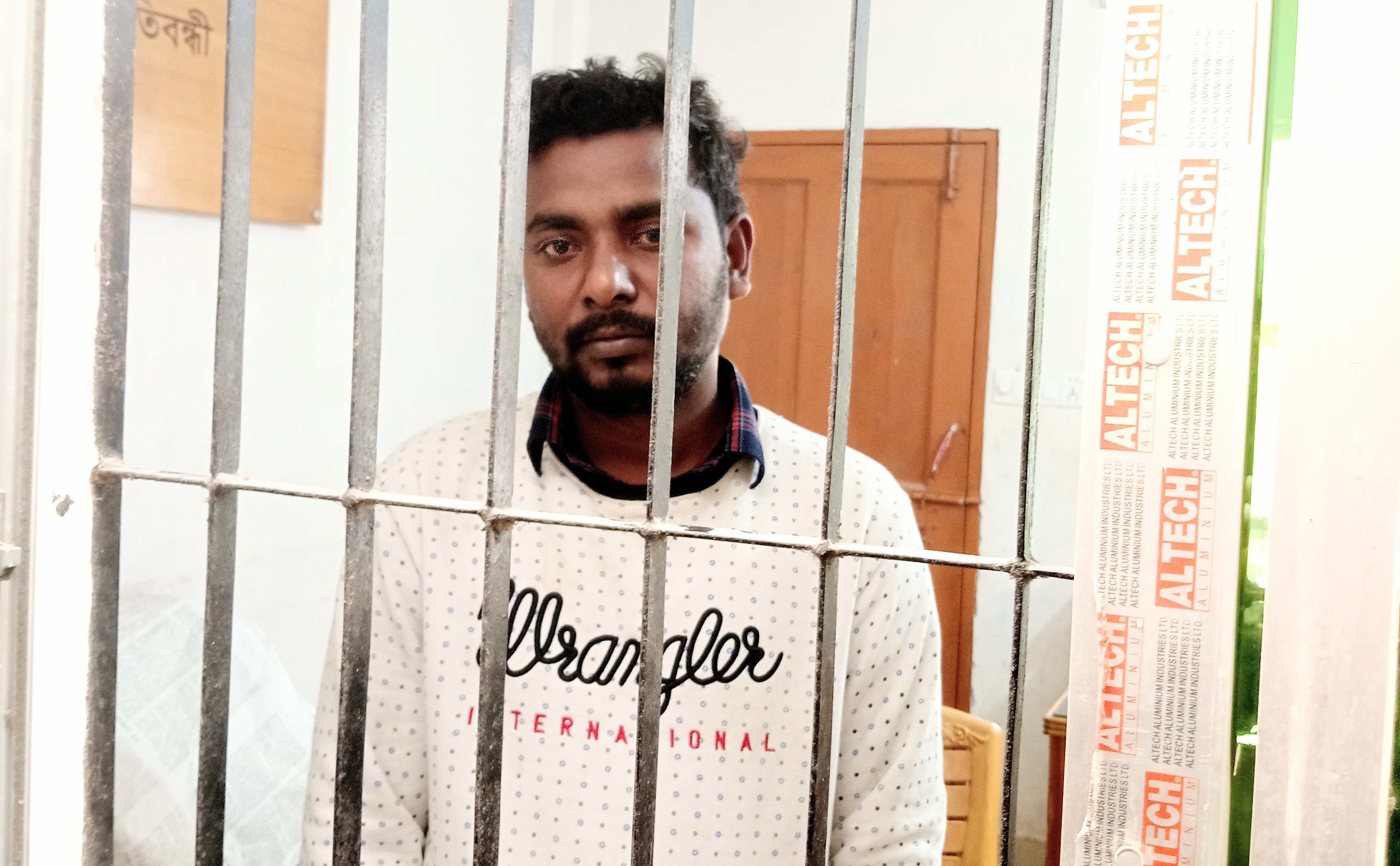 পরকীয়া করতে গিয়ে বিবাহিত যুবক জনতার হাতে আটক