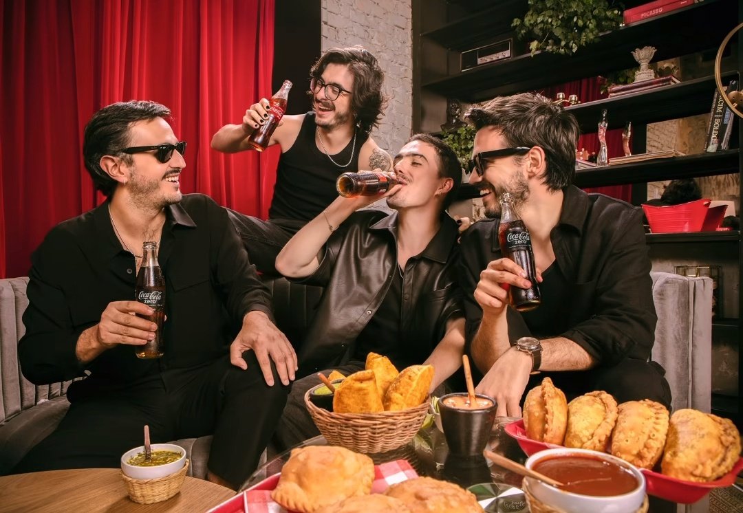 camilaguzman45's tweet photo. Mis dos vicios en una foto: Morat y la Coca Cola https://t.co/MyexocsJvy