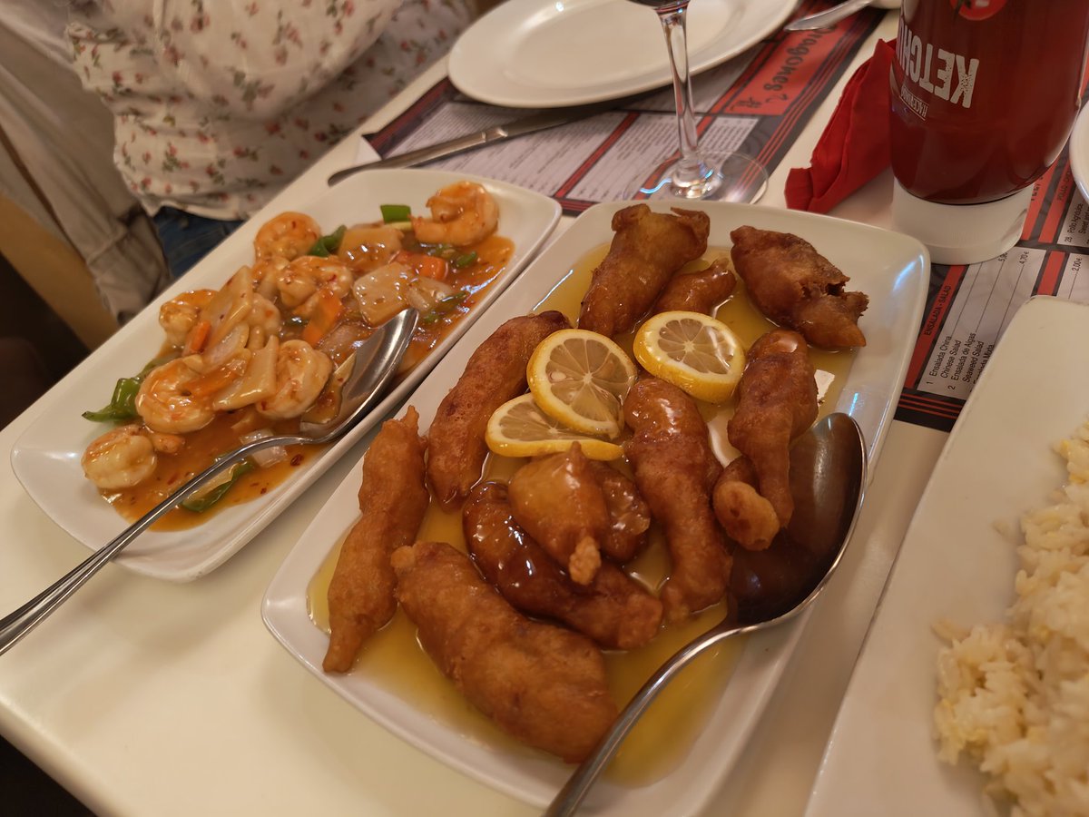 JonNords's tweet image. €6 for hver av disse hovedrettene 🤩 Da er det lov å spandere på seg et glass vin🍷 også til €2.50. #spania 🇪🇸